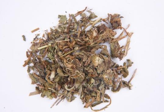 長期睡前玩手機的人,面部若有3癥狀,可能是肝在“吐槽”