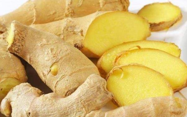 生姜放久了失去水分干巴巴的,這樣保存,可以吃一年新鮮生姜