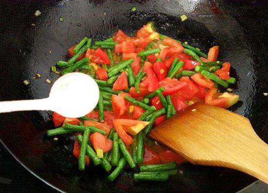 長期大量吃鹽影響健康 怎樣合理使用食用鹽呢？