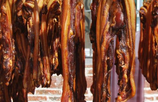 臘肉長白色的霉還能吃嗎 臘肉長霉了要怎么處理圖片