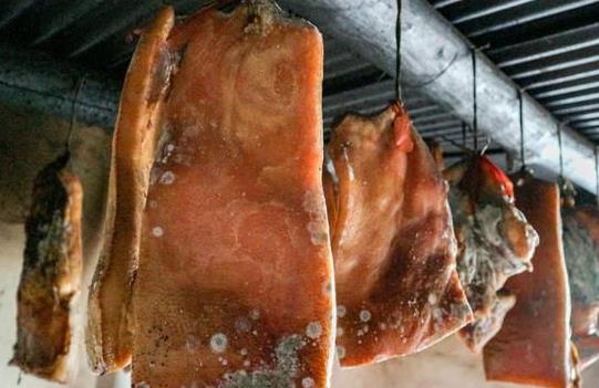 臘肉長白色的霉還能吃嗎 臘肉長霉了要怎么處理圖片